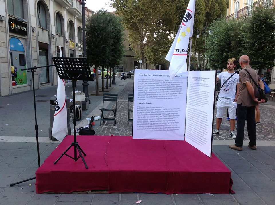 Cartelloni e bandiera