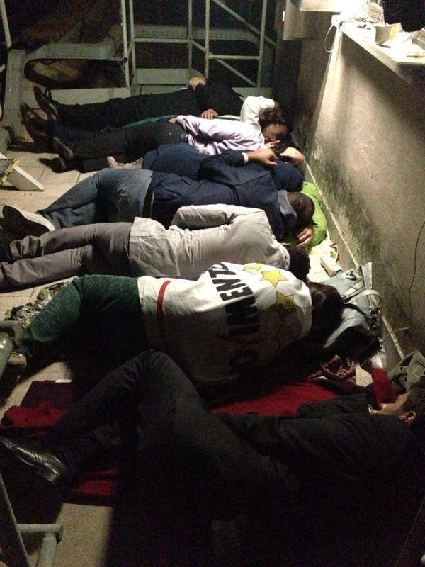 deputati sul tetto dormono